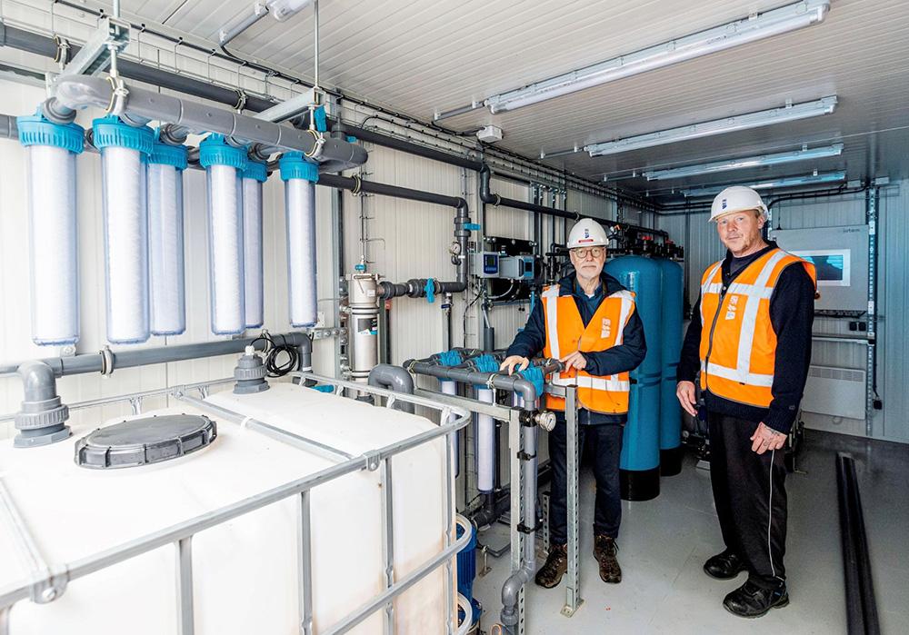 Heemraad Anne Mollema (links) en procesoperator Rob Bakker inspecteren de juist gearriveerde container met de DEXSORB-filter installatie