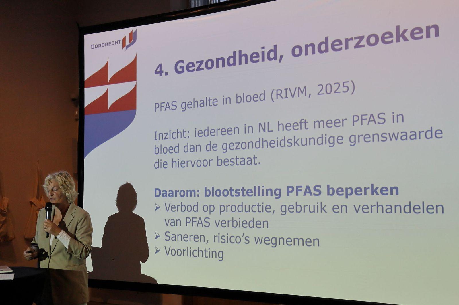 Nanette van Ameijde presenteert namens gemeente Dordrecht